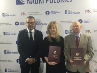zdjęcie z nagrodzonymi naukowcami