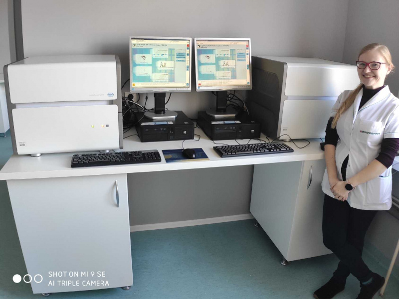 Photo from UG Archives. Picture shows Izabela Szczygielska, Laboratory Diagnostician and Quality Management System Specialist – one of the organizers of the coronavirus diagnostics laboratory  at the VII Navy Hospital in Gdańsk and two Thermal Cyclers Light Cycler 480 II apparatuses for marking genetic material of the coronavirus using PCR technology in real time.