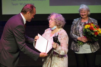 prof. Ewa Nawrocka odbiera nagrodę z rąk Marszałka woj. pomorskiego