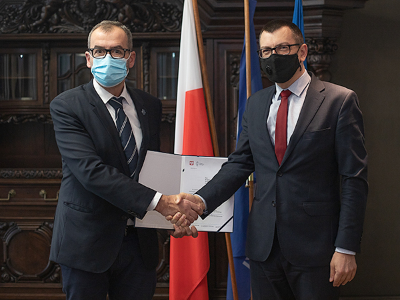 Rektor UG, prof. Piotr Stepnowski wręcza nominację dr. hab. Sławomirowi Steinbornowi, prof. UG..