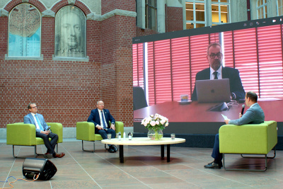 prof. Michał Markuszewski, prorektor ds. nauki Gdańskiego Uniwersytetu Medycznego, prof. Krzysztof Wilde, rektor Politechniki Gdańskiej, prof. Piotr Stepnowski, rektor Uniwersytetu Gdańskiego (na telebimie) oraz Piotr Markowski