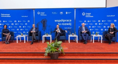 od lewej: prof. Adriana Zaleska-Medynska, dyrektor FarU, prof. Piotr Stepnowski, rektor UG, prof. Marcin Gruchała, rektor GUMed, prof. Krzysztof Wilde, rektor PG, dr Joanna Śliwińska, rzecznik prasowa GUMed