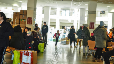 Uchodźcy z Ukrainy czekający na Wydziale Nauk Społecznych