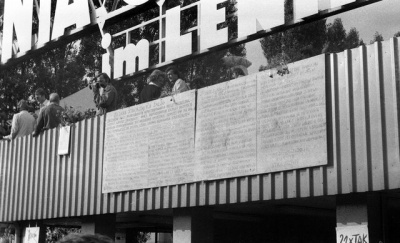 Boards with 21 demands of MKS / Source: Wikimedia Commons / CC BY-SA 3.0 / Krzysztof Korczyński