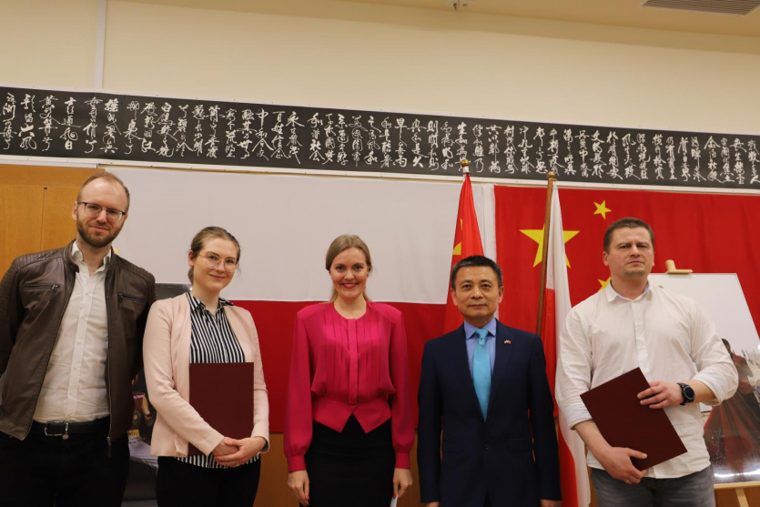 Konsul Fan Xiaodong i dr Magdalena Łągiewska z laureatami konkursu Chińskie Impresje fot. Konsulat ChRL w Gdańsku