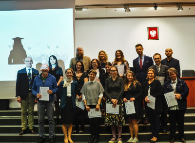 Wspólne zdjęcie tutorów UG z certyfikatami