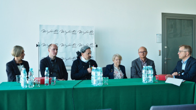 Uczestnicy rozmowy o Józefie Wybickim. Od lewej: prof. Małgorzata Jarmułowicz, dr Piotr Maksymowicz, Przemysław Rey, prof. Irena Kadulska, prof. Sławomir Kościelak i dr Piotr Kąkol.