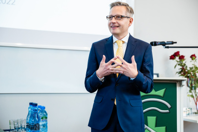 Prof. Andrzej Dziembowski podczas wykładu inaugurującego rok akademicki 2022/2023 na MWB UG i GUMed pt.