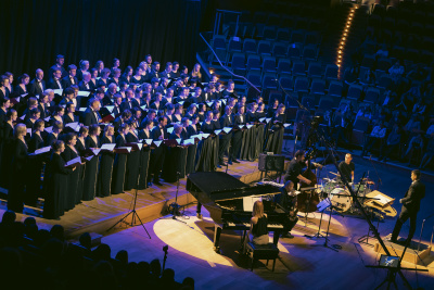Akademicki Chór UG z Mikołajem Trzaską, Olem Walickim,  Jackiem Prościńskim i Anną Rocławską - Musiałczyk podczas koncertu w Filharmonii Bałtyckiej.