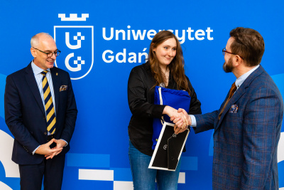 We wręczeniu nagrody brali udział dziekani wydziałów. Na zdjęciu dr hab. Wojciech Zalewski prof. UG gratuluje Milenie Kruszewskiej