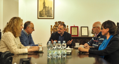 Spotkanie w gabinecie Dziekana Wydziału Historycznego, od lewej: prof. dr hab. Beata Możejko, prof. Gonzalo Butron Prida, dr hab. Arkadiusz Janicki, prof. UG, prof. Yves Coativy i dr hab. Magdalena Nowak, prof. UG