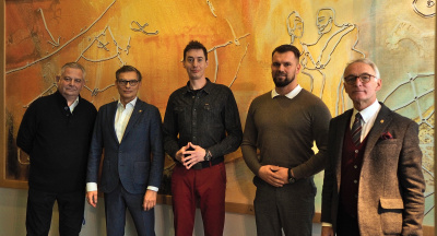 Od lewej: Pełnomocnik ds. Innowacji dr Mirosław Czapiewski, Kanclerz UG Jacek Jętczak, Dyrektor ds. Rozwoju Hibox Bartłomiej Jabłoński, pomysłodawca systemu Hibox Dawid Salomon i Zastępca Kanclerza ds. Infrastruktury i Administracji Leszek Fiertek