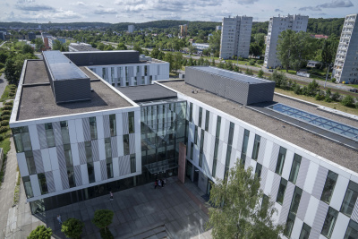 W czerwcu 2022 r. na dachu budynku Neofilologii zainstalowano panele fotowoltaiczne 