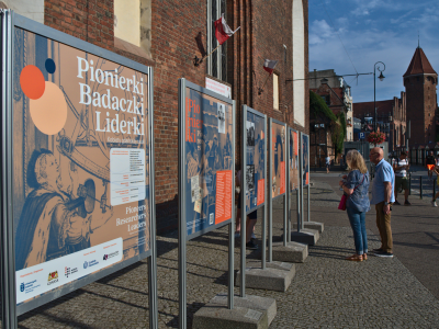 Wystawa  „Pionierki, badaczki, liderki. Kobiety gdańskiej nauki” stanęła na 2 miesiące przed kościołem św. Katarzyny w Gdańsku.