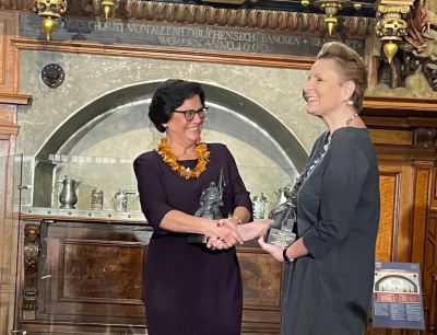 Od lewej: prof. Ewa Łojkowska i prof. dr hab. Małgorzata Omilanowska-Kiljańczyk