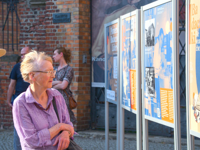 Prof. Małgorzata Książek Czermińska na wystawie  „Pionierki, badaczki, liderki” koło Kościoła św. Katarzyny
