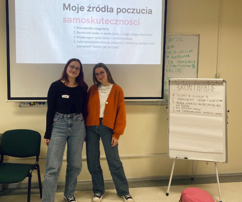 na zdjęciu studentki prowadzące część warsztatów Aleksandra Stube i Weronika Sztukowska