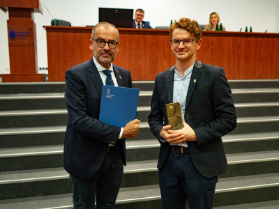 From left: prof. Piotr Stepnowski and prof. Radosław Kossakowski 