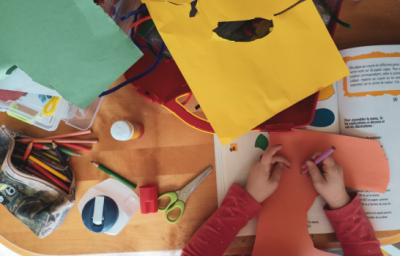 WIDOK RĄK DZIECKA I POMOCY DYDAKTYCZNYCH Z GÓRY