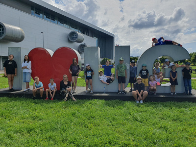 Dzieci pracownków UG na tle napisu I love UG