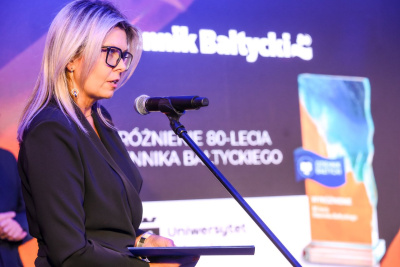 Kanclerz UG prof. Aneta Oniszczuk-Jastrząbek odczytuje list Rektora UG, odbierając wyróżnienie 80-lecia Dziennika Bałtyckiego