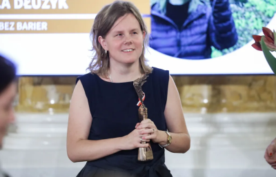 Dr Izabela Dłużyk odbiera nagrodę. Fot. Tomasz Gzell/PAP