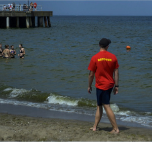 Ratownik na plaży na tle morza; fot. Piotr Hukało/Trojmiasto.pl