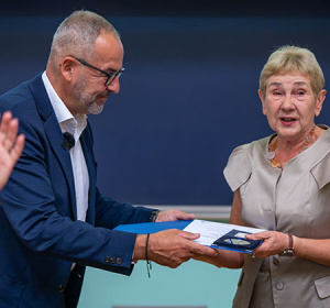 Wręczenie Srebrnego Medalu UG dla dyrektor Irenie Łagunie