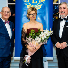 Od lewej: Prezydent Lions Club Gdynia Jacek Parysek,  prof. Aneta Oniszczuk-Jastrząbek i Gubernator Okręgu 121 Polska Miedzynarodowego Stowarzyszenia Klubów Lions Jerzy Ciesiul.fot. Alan Stocki