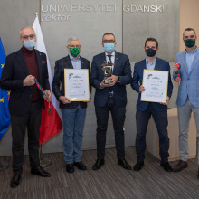 Na zdjęciu od lewej: prof. Arnold Kłonczyński, dr Jan Patok, Dyrektor CWFiS UG, prof. Piotr Stepnowski, Piotr Walczak, Prezes AZS UG, Tomasz Aftański, z-ca dr. CWFiS.