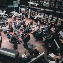 Panel dyskusyjny w ramach Gdańskiego Dialogu w Bibliotece ECS. Widok z góry. Fot. Rafał Mroziński / Archiwum ECS