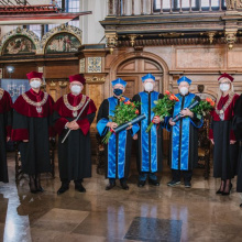 Od lewej: prof. UG Arnold Kłonczyński, Prorektor ds. Studenckich i Kształcenia, prof. UG Dorota Pyć, Prorektor ds. Nauki i Umiędzynarodowienia, prof. Krzysztof Bielawski, Prorektor ds. Rozwoju i Współpracy z Gospodarką, prof. Edmund Wittbrodt, doktor honoris causa UG, prof. Zbigniew Grzonka, doktor honoris causa UG, prof. Stefan Angielski, doktor honoris causa UG, prof. UG Aneta Oniszczuk-Jastrząbek, Prorektor ds. Informatyzacji i Promocji, prof. Piotr Stepnowski, Promotor doktoratów honoris causa