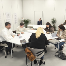 Uczestnicy konferencji podczas obrad w grupach, przy stoliku