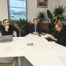 Uczestnicy konferencji podczas obrad w grupach, przy stoliku