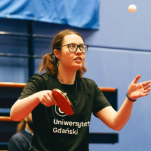 Uczestniczka IMP podczas meczu, za stołem