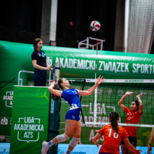 Siatkarki podczas meczu, zdjęcie siatki i sędziego