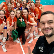 Siatkarki z trenerem