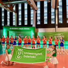 Baner UG na tle drużyny