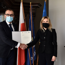 Rektor UG prof. Piotr Stepnowski wręcza nominację prof. UG Annie Jurkowskiej-Zeidler