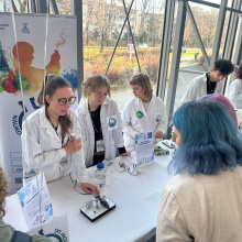 Naukowe Koło Chemików Uniwersytetu Gdańskiego podczas ScienceCom 2025