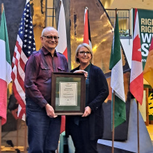 dr Michał Kraszpulski receives an award from Wright State University President dr Susan Edwards 