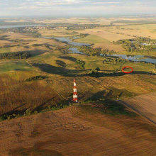 Zdjęcie z motolotni obrazujące rondel jako kręgi w zbożu. Widok na dolinę w której mieszkali budowniczowie i użytkownicy rondela