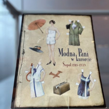 Okładka książki pt. "Modna pani w kurorcie. Sopot 1918-1939".
