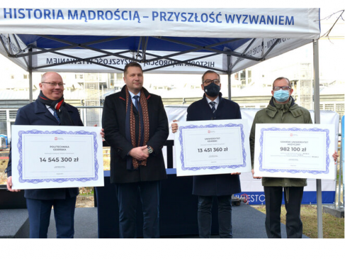 Minister wręcza czek