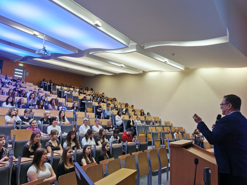 Dr Marcin Szulc, prof. UG, podczas wykładu