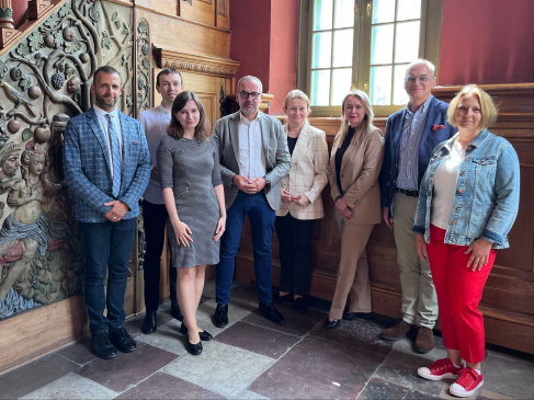 Natalia Pawlik, grono rektorskie UG oraz pracownicy Muzeum UG w Domu Opatów Pelplińskich