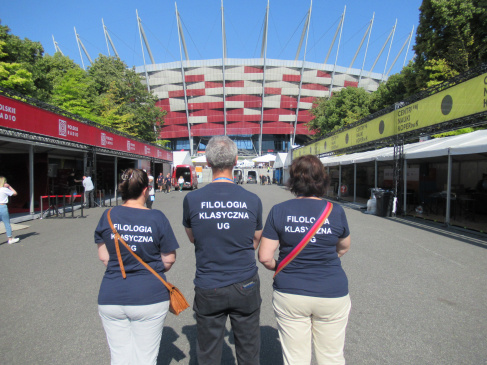 Pracownicy Zakładu Filologii Klasycznej na tle PGE Narodowego w Warszawie
