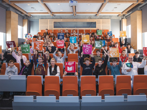 Dzień Zrównoważonego Rozwoju na UG 2024 - zdjęcie zbiorowe z celami zrównoważonego rozwoju. Fot. Alan Stocki