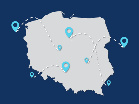 Polska - szary kształt państwa na granatowym tle, błękitne znaczniki miejsca rozsiane na terenie kraju i poza nim