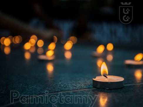 Zdjęcie przedstawia zapalone świeczki, napis "Pamiętamy" oraz sygnet Uniwersytetu Gdańskiego
